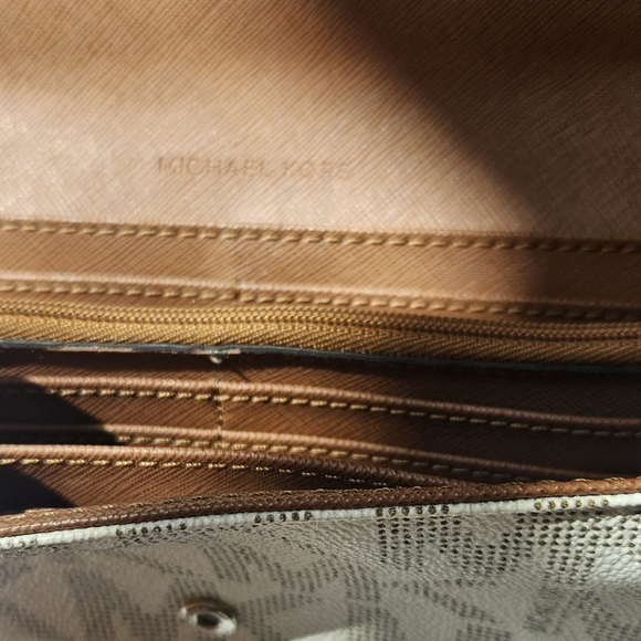 Michael Kors Ivory Signature Logo Bifold Wallet Credit Card Bills Slots - Picture 4 of 9